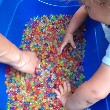 Spielen mit Wasserperlen